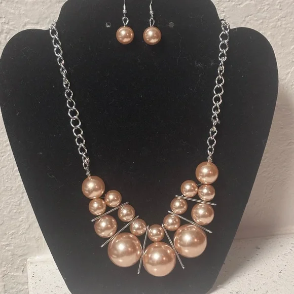 Elegant Pearl Necklace and Earring Set - Picture 3 of 5